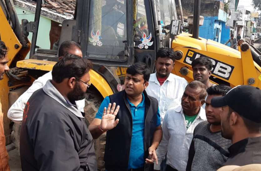 Roads were dug by laying pipes without layouts बिना ले आउट के पाइप बिछाने खोद रहे थे रोड