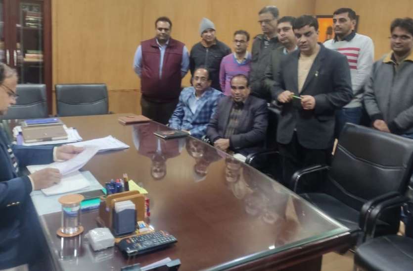 आईएमए ने एसडीएम पर लगाया दुव्र्यवहार का आरोप , कलक्टर ने वार्ता के लिए चिकित्सक व एसडीएम को बुलाया, एसडीएम पहुंची, चिकित्सक नहीं आया वार्ता करने आईएमए ने एसडीएम पर लगाया दुव्र्यवहार का आरोप , कलक्टर ने वार्ता के लिए चिकित्सक व एसडीएम को बुलाया, एसडीएम पहुंची, चिकित्सक नहीं आया वार्ता करने