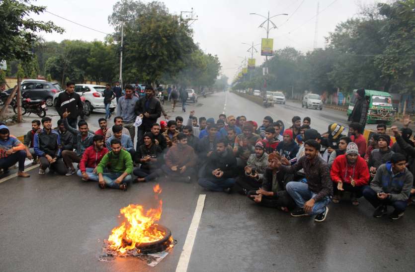 कृषि कॉलेज में छात्रों ने ताला बंदी कर लगाया सड़क पर जाम कृषि कॉलेज में छात्रों ने ताला बंदी कर लगाया सड़क पर जाम