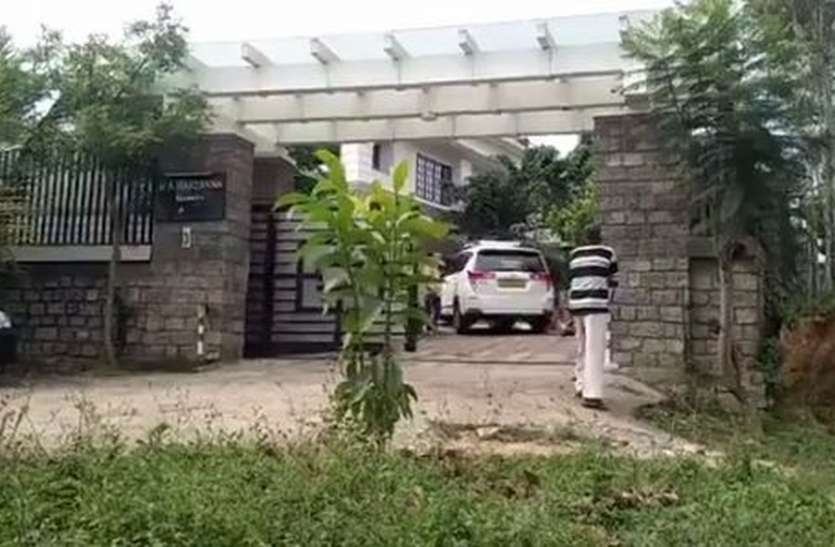 फिल्म के लिए एक करोड़ रुपए लेनेवाली अभिनेत्री के निवास पर आयकर का छापा एक फिल्म के लिए एक करोड़ रुपए लेनेवाली अभिनेत्री के निवास पर आयकर का छापा