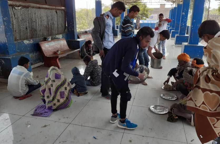 युवा मिलकर कर रहे भूखे लोगों के लिए भोजन की व्यवस्था युवा मिलकर कर रहे भूखे लोगों के लिए भोजन की व्यवस्था