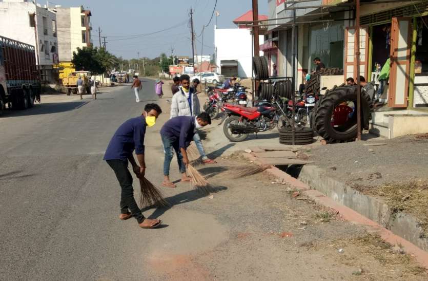 राणापुर में स्वच्छता सर्वेक्षण टीम के आने पर दिखाने के लिए नप कर्मचारी सफाई करने पहुंचे राणापुर में स्वच्छता सर्वेक्षण टीम के आने पर दिखाने के लिए नप कर्मचारी सफाई करने पहुंचे