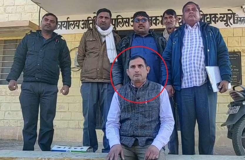 Medical department contract worker Caught taking bribe in jaisalmer रिश्वत लेते पकड़ा गया चिकित्सा विभाग का संविदाकर्मी