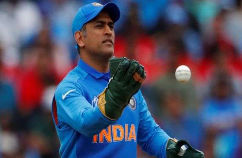 Mahendra Singh Dhoni बीसीसीआई ने जारी किया सालाना कॉन्ट्रैक्ट, महेंद्र सिंह धोनी बाहर, नवदीप सैनी को मिली पहली बार जगह
