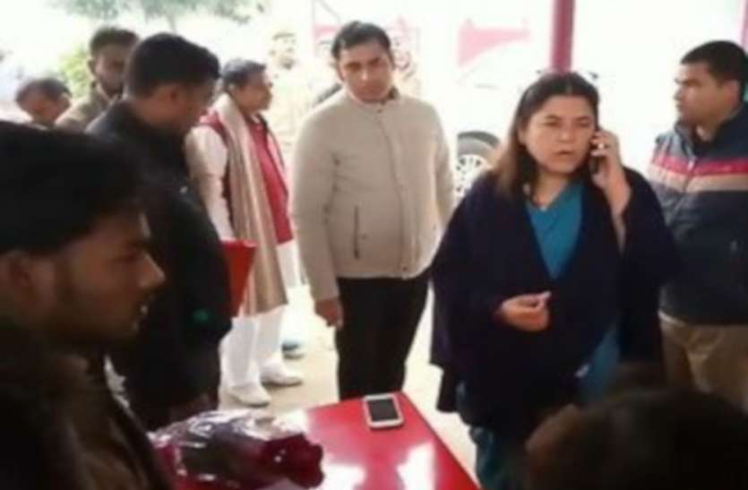 BJP MP Maneka Gandhi आगबबूला हुईं मेनका गांधी, कहा- तुरंत लॉकअप में डालो पूर्व जिला पंचायत अध्यक्ष को