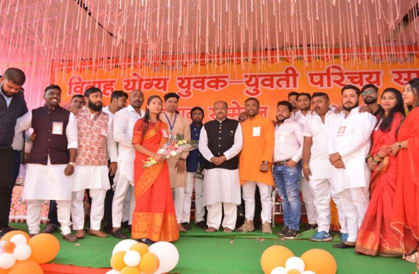 मराठा समाज के युवक-युवतियों ने दिया परिचय मराठा समाज के युवक-युवतियों ने दिया परिचय