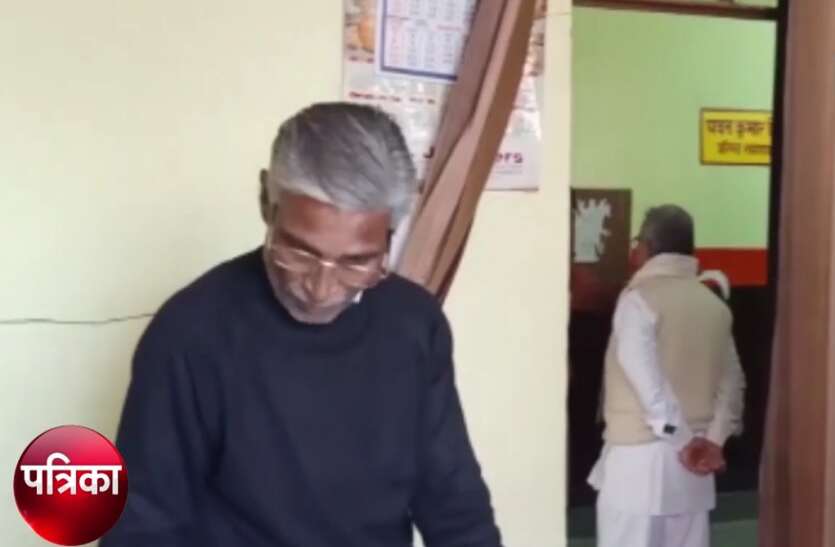 mm.jpg BSA ऑफिस के रजिस्टर में हाजिरी लगाकर गायब मिले सरकारी बाबू, अधिकारियों ने जांच कर कार्रवाई के दिए आदेश- देखें वीडियाे