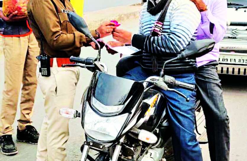 वाहन चालकों को फूल देकर किया सम्मान वाहन चालकों को फूल देकर किया सम्मान