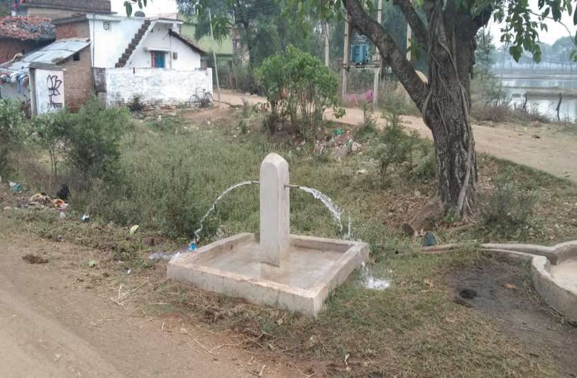 समय-बेसमय खोल रहे नल, टोंटीविहीन नलों से व्यर्थ बह रहा कीमती पेयजल समय-बेसमय खोल रहे नल, टोंटीविहीन नलों से व्यर्थ बह रहा कीमती पेयजल