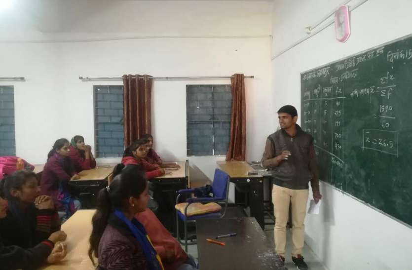 यहां परीक्षा होते ही बोर्ड पर हल किया पेपर, ताकि बच्चों को नहीं आए यह दिक्कत यहां परीक्षा होते ही बोर्ड पर हल किया पेपर, ताकि बच्चों को नहीं आए यह दिक्कत