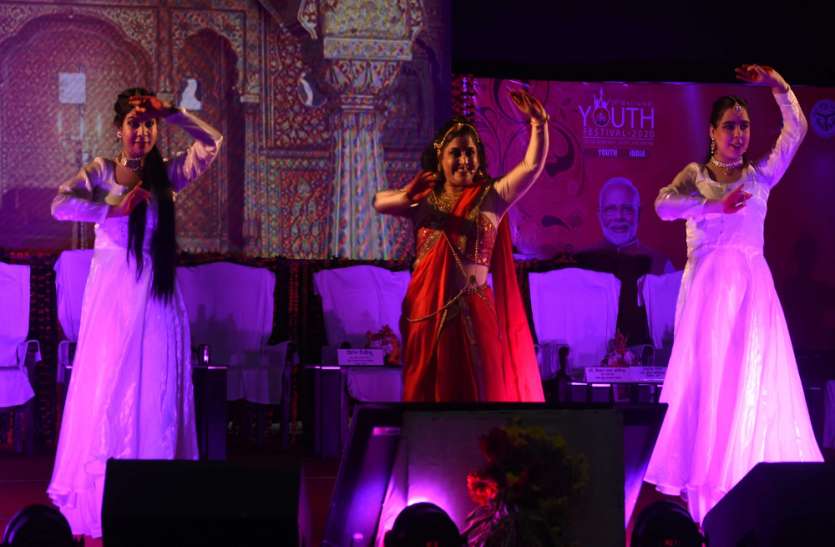 युवा देश की महान विरासत को आगे ले जायें - राज्यपाल युवा देश की महान विरासत को आगे ले जायें - राज्यपाल