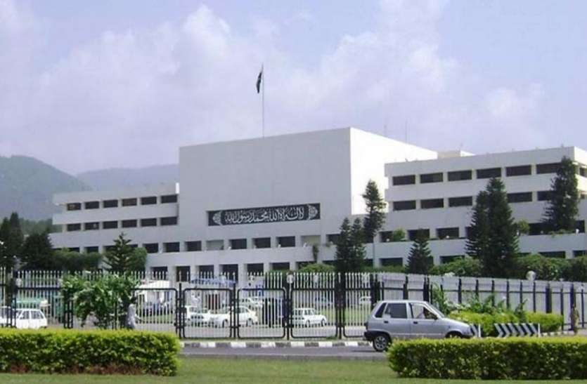 pakistan parliament पाकिस्तान में आया सियासी भूचाल, 318 सांसदों व विधायकों की सदस्यता निलंबित
