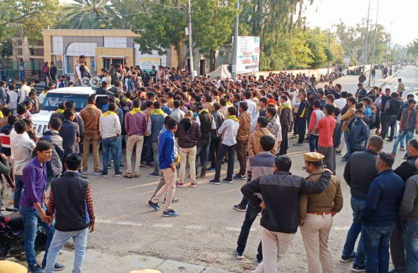 Attack on Hanuman, attacker caught and beaten हनुमान बेनिवाल पर हमला, हमलावर को पकड़कर धुना