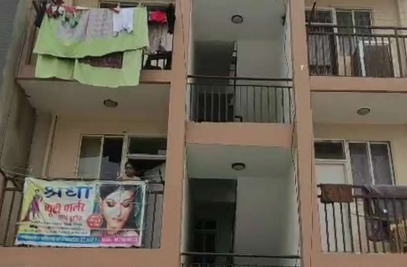 Innocent dies after falling down from second floor दूसरी मंजिल से नीचे गिरने पर मासूम की मौत