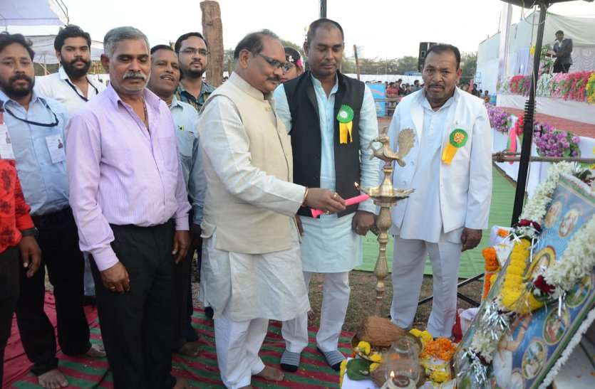 रायपुर : गुरु घासीदास ने समतामूलक समाज की राह दिखायी- मंत्री डॉ. प्रेमसाय सिंह टेकाम रायपुर : गुरु घासीदास ने समतामूलक समाज की राह दिखायी- मंत्री डॉ. प्रेमसाय सिंह टेकाम