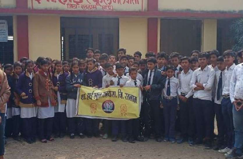 प्राचार्य की बहाली को लेकर शिक्षक व विद्यार्थी सड़क पर उतरे प्राचार्य की बहाली को लेकर शिक्षक व विद्यार्थी सड़क पर उतरे
