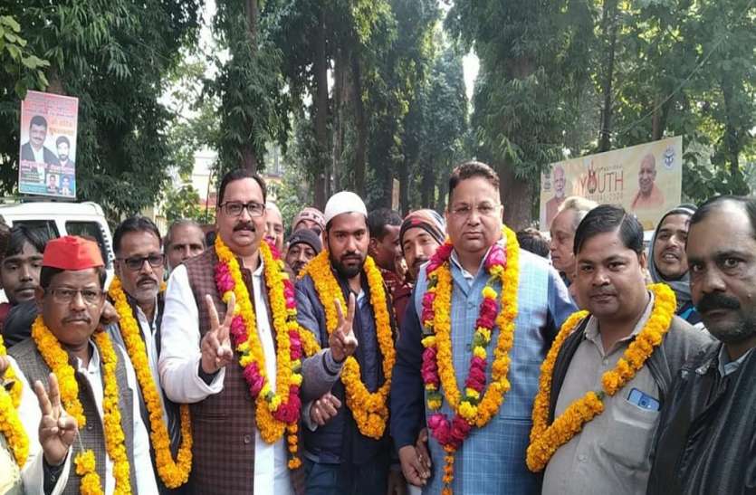 समाजवादी पार्टी के नेता जीत के बाद जश्न मनाते नगर निगम उपचुनाव में सपा ने जीत हासिल कर बचाई अपनी सीट, भाजपा-कांग्रेस को तगड़ा झटका
