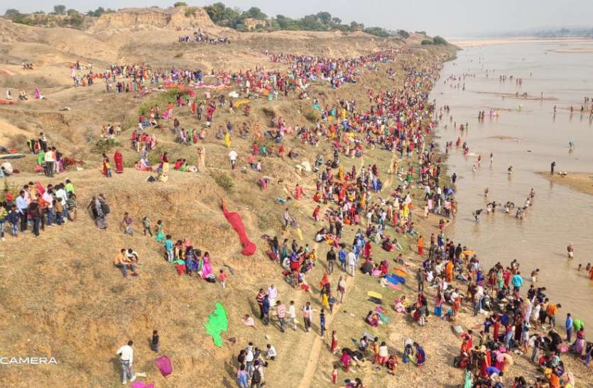 Crowds of devotees thronged the ghats of Son River on the second day a सोन नदी के घाटों में दूसरे दिन भी उमड़ी श्रद्धालुओं की भीड़, शुभ मुहुर्त पर लगाई आस्था की डुबकी
