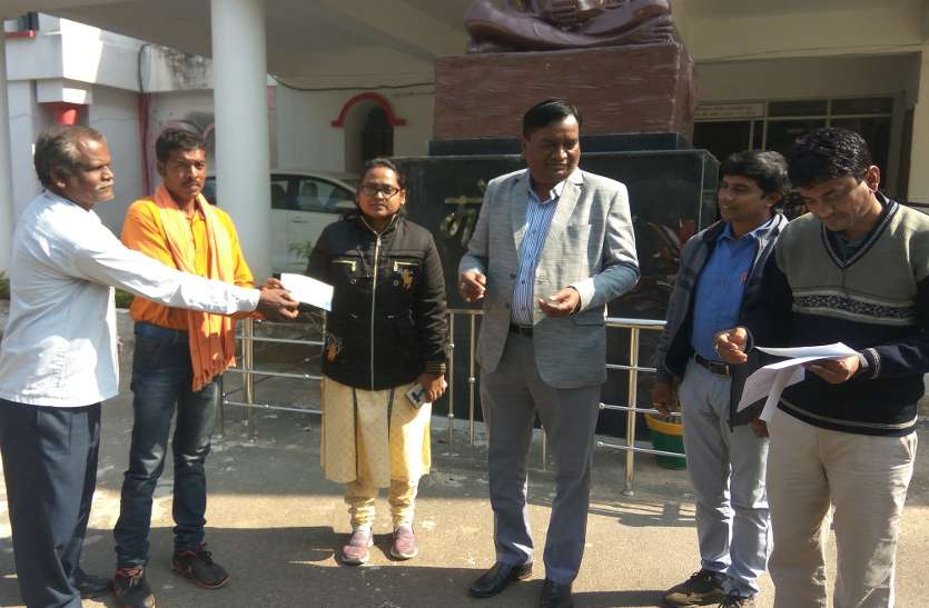 कोरिया में खुला छत्तीसगढ़ का पहला घास बीज बिक्री केंद्र, बेची जा रही उन्नत घास वाली कोयंबटूर की नैपियर बीज कोरिया में खुला छत्तीसगढ़ का पहला घास बीज बिक्री केंद्र, बेची जा रही उन्नत घास वाली कोयंबटूर की नैपियर बीज