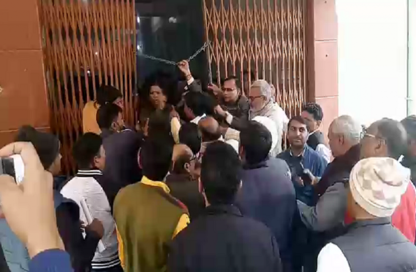 Mahatma Gandhi Kashi Vidyapith काशी विद्यापीठ में प्रबंधकों व सुरक्षाकर्मियों मेें भिड़ंत, महिला सुरक्षाकर्मी से बदसलूकी