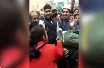 live video of girl beaten a thief in shamli किशोरी से मोबाइल छीनना पड़ा भारी, छात्रा ने सरेबाजार चोर को सिखाया सबक, देखें Live Video
