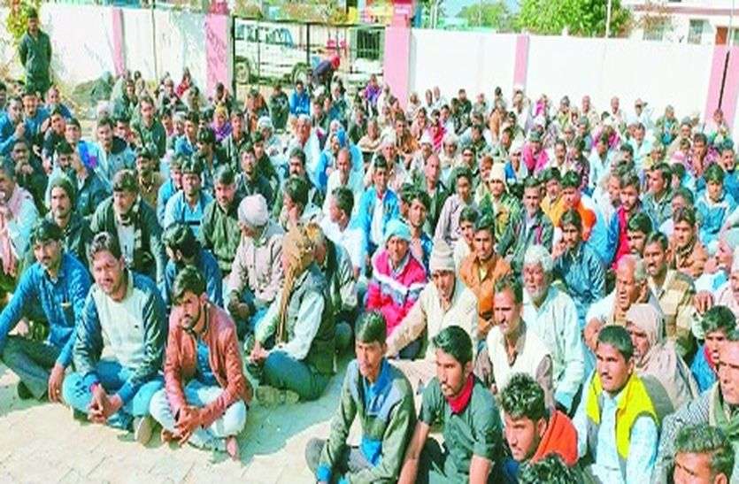 गुस्साए ग्रामीणों ने थाने को घेरा...क्या है मामला गुस्साए ग्रामीणों ने थाने को घेरा...क्या है मामला