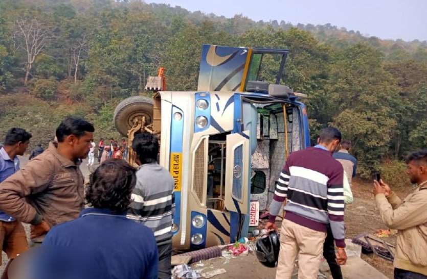 charki ghati accident uncontrolled bus overturns 15 passengers injured चरकी घाटी में भीषण सड़क हादसा, अनियंत्रित बस पलटने से 15 यात्री घायल, 4 जिलों में मचा हड़कंप