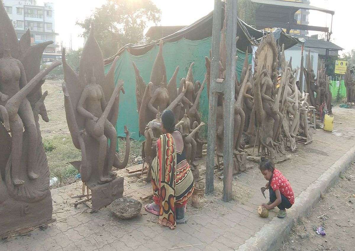 सरस्वती की मूर्तियां बनाने में जुट गए कारीगर