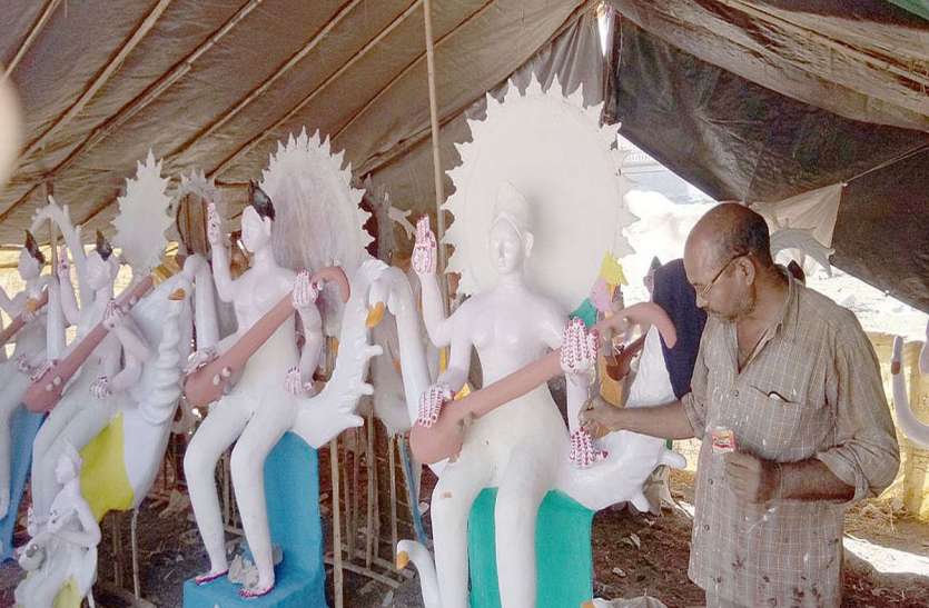 सरस्वती की मूर्तियां बनाने में जुट गए कारीगर सरस्वती की मूर्तियां बनाने में जुट गए कारीगर