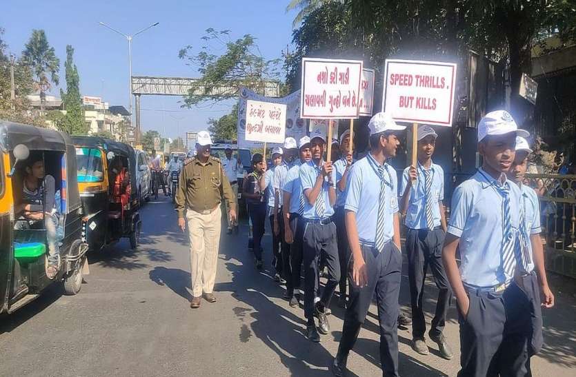 Traffic Rules: जान बचानी है तो अपना लें इन नियमों को Traffic Rules: जान बचानी है तो अपना लें इन नियमों को