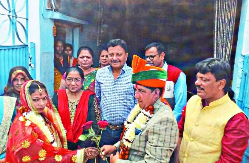 परिवार ने ठुकराया, जितेंद्र ने अपनाया, स्वाधार गृह से दुल्हन बनकर विदा हुई प्रियंका परिवार ने ठुकराया, जितेंद्र ने अपनाया, स्वाधार गृह से दुल्हन बनकर विदा हुई प्रियंका