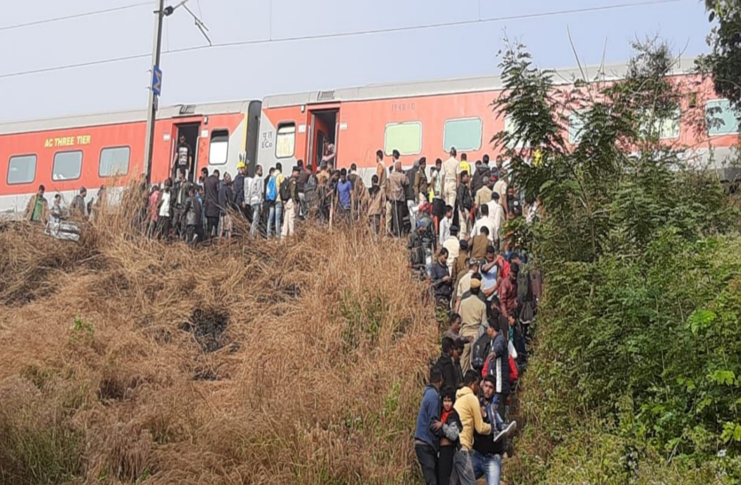 ओडिशा में बड़ा ट्रेन हादसा, कोहरे के चलते बेपटरी हुए डिब्बे, दर्जनों घायल ओडिशा में बड़ा ट्रेन हादसा, कोहरे के चलते बेपटरी हुए डिब्बे, दर्जनों घायल