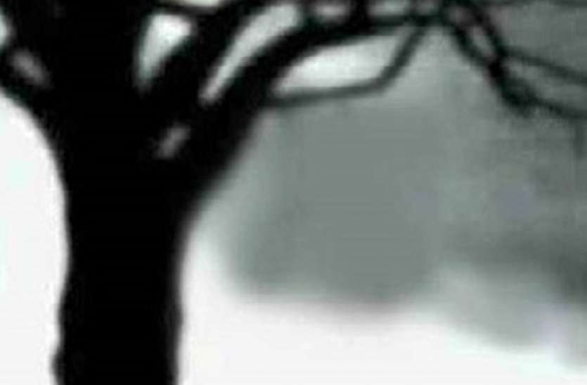 Murder इटावा में पेड़ पर लटका मिला युवक का शव