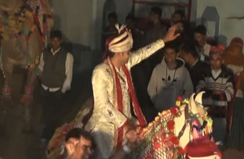 viral.jpg चढ़त के दौरान दूल्हे के सामने डांस कर रहे थे बाराती, अचानक पसर गया सन्नाटा