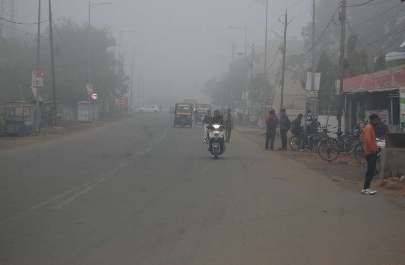 विदिशा। सुबह से इस तरह शहर में रहा घना कोहरा। दिनभर कोहरे की आगोश में रहा शहर, नहीं निकले सूर्यदेव