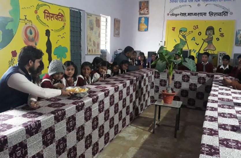 मंडीबामोरा। इस तरह स्कूल में सभी विद्यार्थियों ने खाए मिलजुलकर लड्डू। विद्यार्थियों ने एक-दूसरे को खिलाए समरसता के लड्डू
