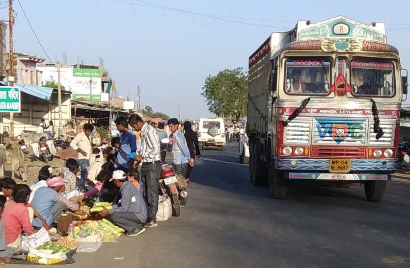 market news राज्यकीय राजमार्ग पर हाटबाजार लगने से होता है यातायात जाम