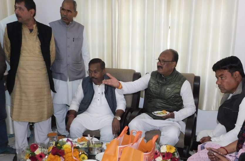 यहां मंत्री ने अधिकारी को लगाई फटकार, कहा कई महीनों से मिल रही शिकायत यहां मंत्री ने अधिकारी को लगाई फटकार, कहा कई महीनों से मिल रही शिकायत