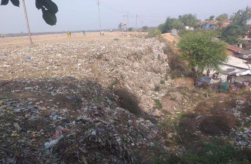 मुक्तिधाम में फिर लग रहे कचरे के ढेर मुक्तिधाम में फिर लग रहे कचरे के ढेर