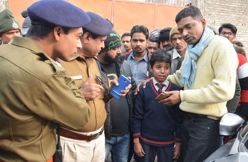 Uncontrollable car hit school students and hit the wall again बेकाबू कार ने स्कूल छात्रों को मारी टक्कर फिर दीवार से टकरा का घूम गई