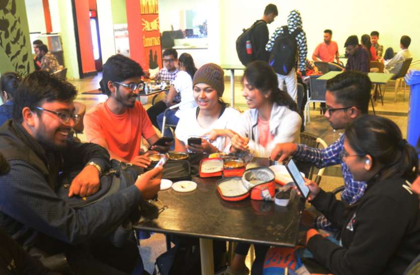 किताबों से अधिक ऑनलाइन स्टडी पर ध्यान दे रहे युवा, मोबाइल वर्जन सबसे अधिक किताबों से अधिक ऑनलाइन स्टडी पर ध्यान दे रहे युवा, मोबाइल वर्जन सबसे अधिक