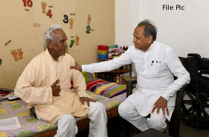 Ratan Lal Tambi, Ashok Gehlot met former minister at SMS hospital ICU में भर्ती पूर्व मंत्री Ratan Lal Tambi से मिले सीएम Ashok Gehlot, जानी कुशलक्षेम