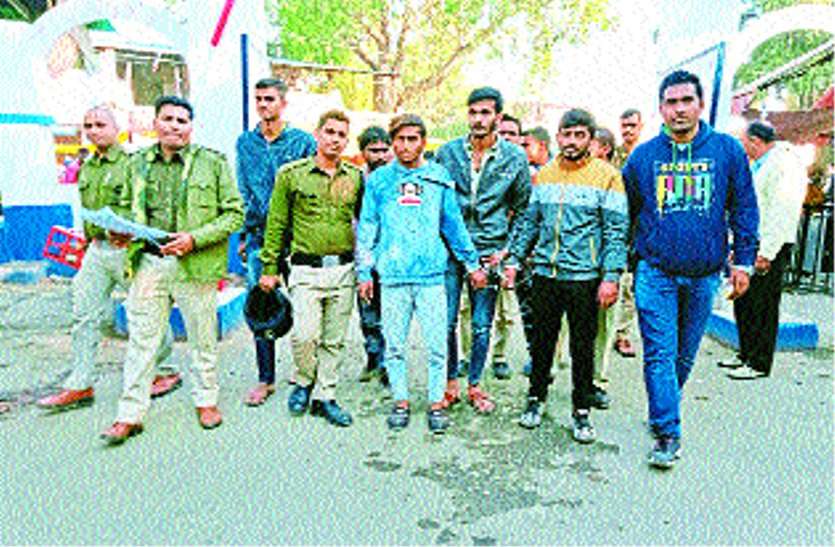 Police took out a procession of stone pelters, got these slogans star पुलिस ने निकाला पत्थरबाजों का जुलूस, लगवाए यह नारे