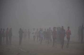 Shadowy fog since morning सुबह से कोहरे के आगोश में शहर