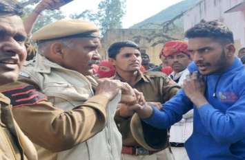 panchayat chunav dispute on booth slapped on policeman in ajitgarh पंचायत चुनाव: मतदान केन्द्र पर बवाल, युवक ने पुलिसकर्मी को मारा थप्पड़, वर्दी पकड़ी, देखें VIDEO