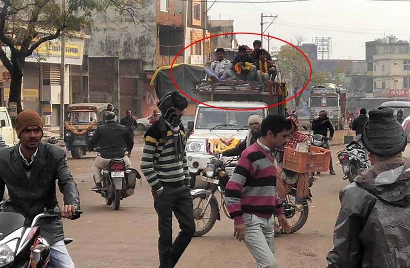 32 सीटर स्कूल बस में मिले 57 बच्चे, ऑटो भी ओवरलोड़ तो लगाया 20 हजार जुर्माना 32 सीटर स्कूल बस में मिले 57 बच्चे, ऑटो भी ओवरलोड़ तो लगाया 20 हजार जुर्माना