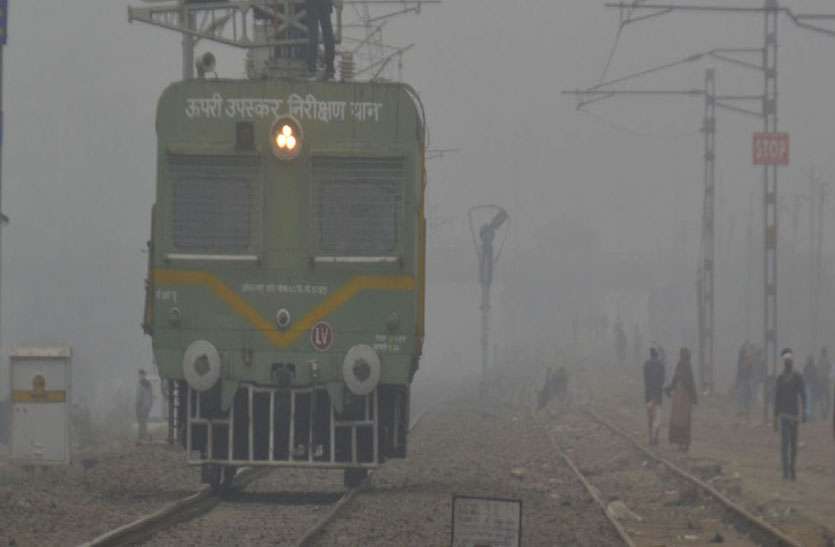weather: कोहरे से बढ़ी फिसलन तो मुख्य ट्रेक पर फंसी मालगाड़ी, 3 घंटे बंद रहा रेलवे ट्रेक weather: कोहरे से बढ़ी फिसलन तो मुख्य ट्रेक पर फंसी मालगाड़ी, 3 घंटे बंद रहा रेलवे ट्रेक