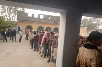 Queues at booths to choose Sarpanch election गांव की सरकार चुनने के लिए बूथों पर कतार