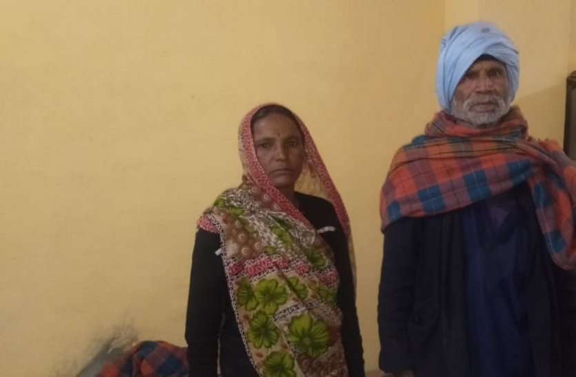 Dalit family was beaten up and driven out of the village रिपोर्ट लिखाई तो घर तोड़कर दबंगों ने वहां बांध दिए मवेशी