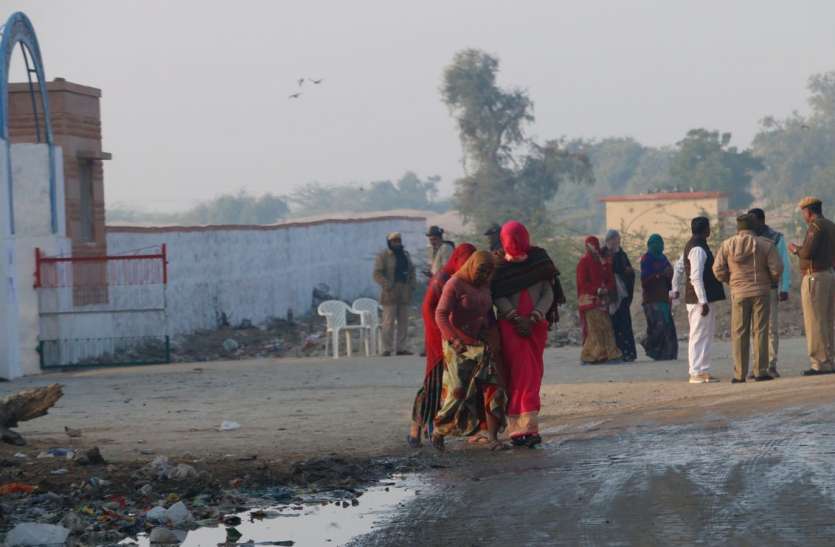 नहीं उठा घूंघट का पर्दा, फिर भी दिखा चुनाव का उत्साह नहीं उठा घूंघट का पर्दा, फिर भी दिखा चुनाव का उत्साह